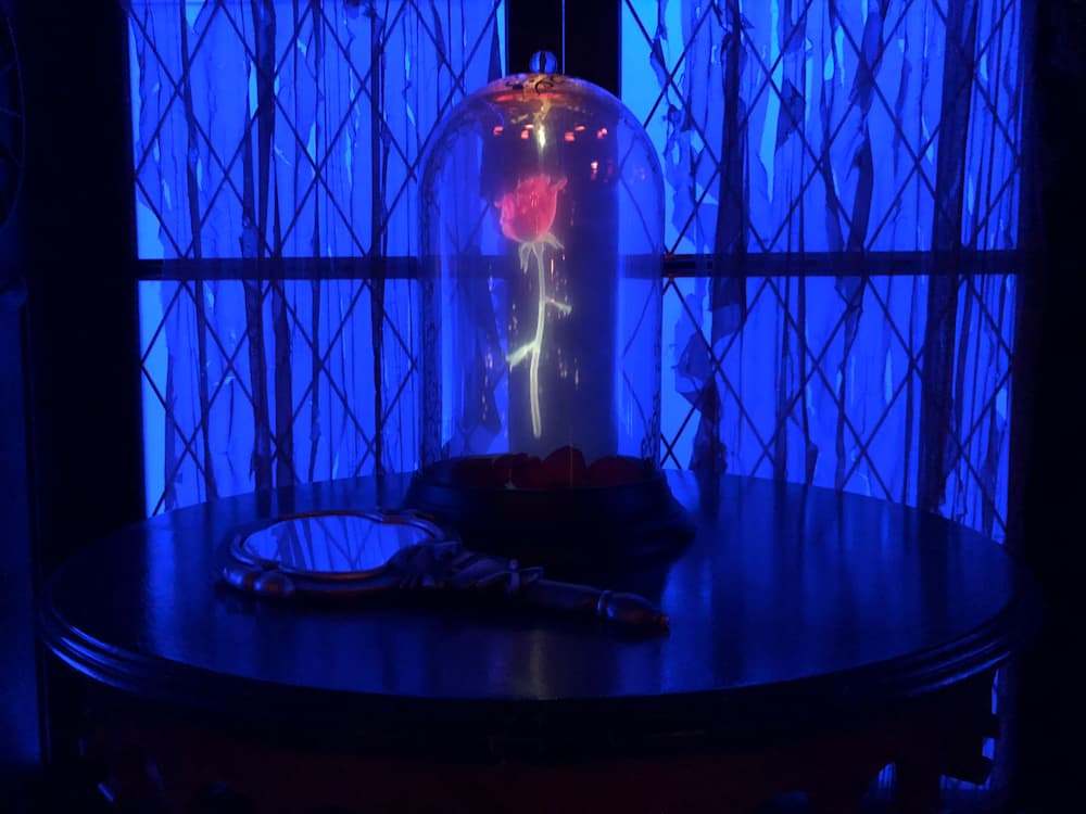 Rosa do filme de a Bela e a Fera no salão do restaurante Be Our Guest em Walt Disney World Resort no Magic Kingdom