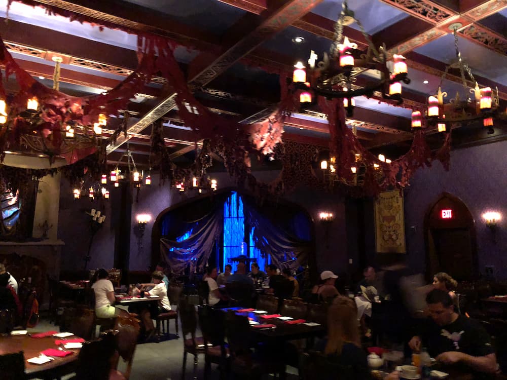 Salão do restaurante Be Our Guest em Walt Disney World Resort no Magic Kingdom