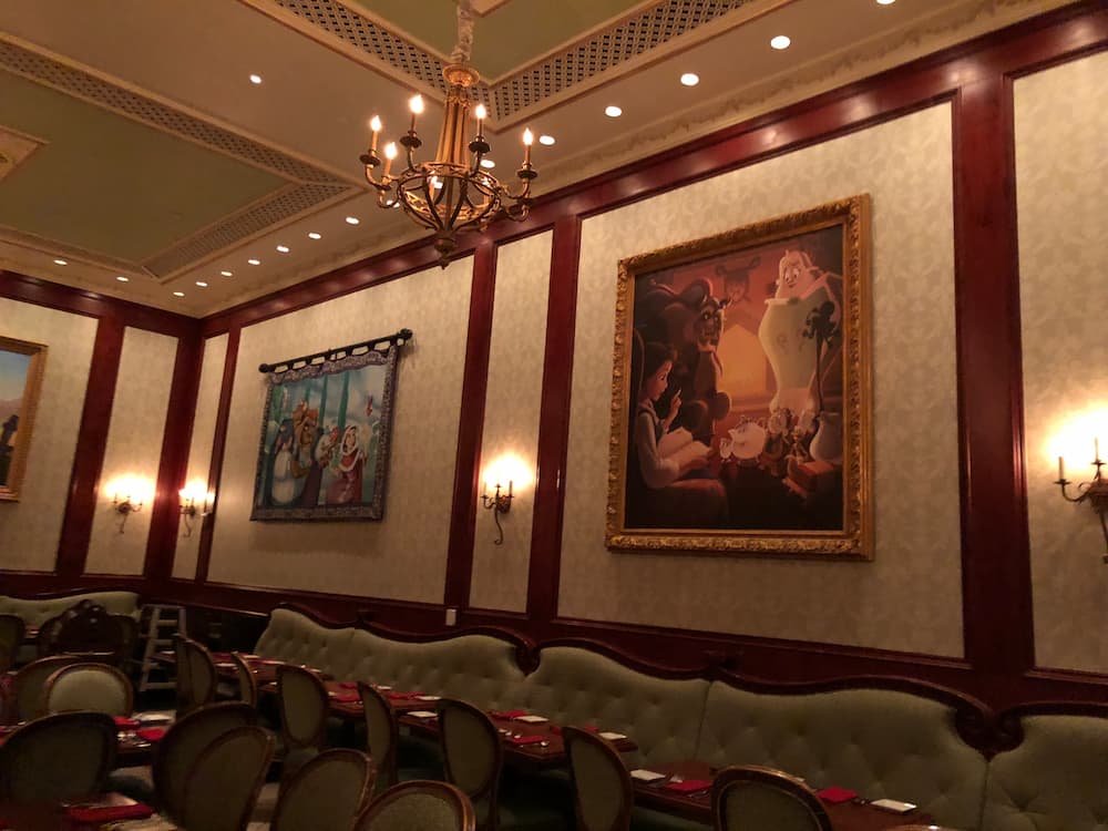 Pinturas da Bela e a Fera no salão do restaurante Be Our Guest em Walt Disney World Resort no Magic Kingdom