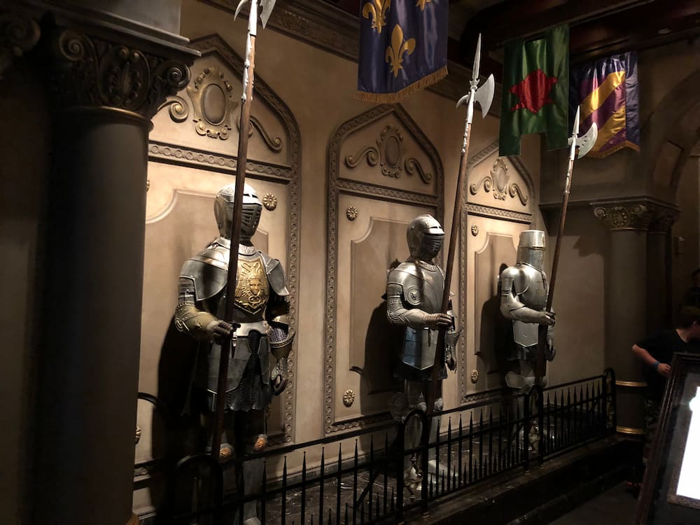 Armaduras de cavaleiros dentro do restaurante Be Our Guest em Walt Disney World Resort no Magic Kingdom