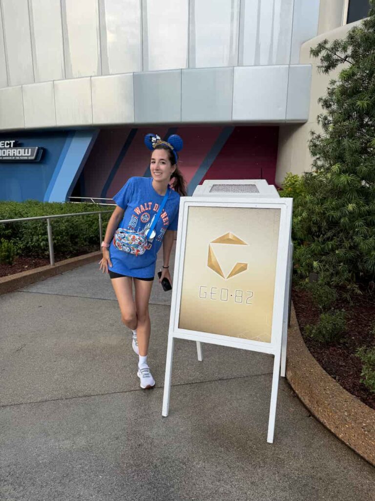 Mulher posa em frente a entrada externa do GEO82 bar e lounge exclusivo para maiores de 21 anos na Disney dentro do parque temático Epcot em Orlando