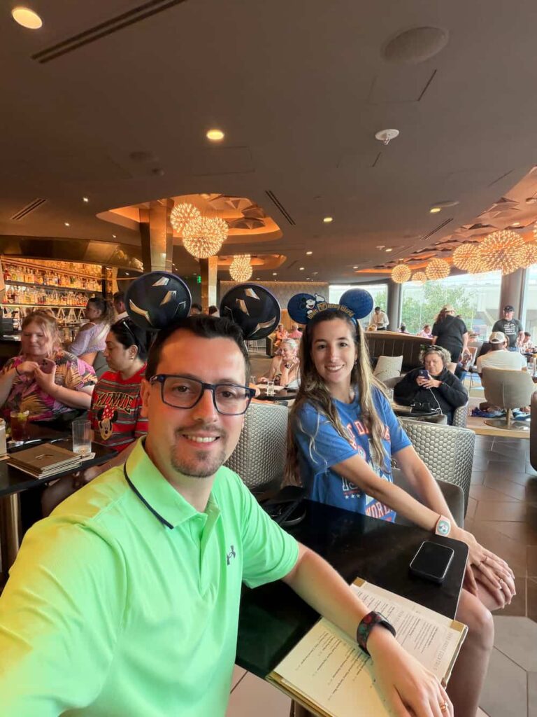 Casal posa sorridente dentro do bar e lounge GEO82 exclusivo para maiores de 21 anos dentro do Epcot, parque temático em Walt Disney World Resort