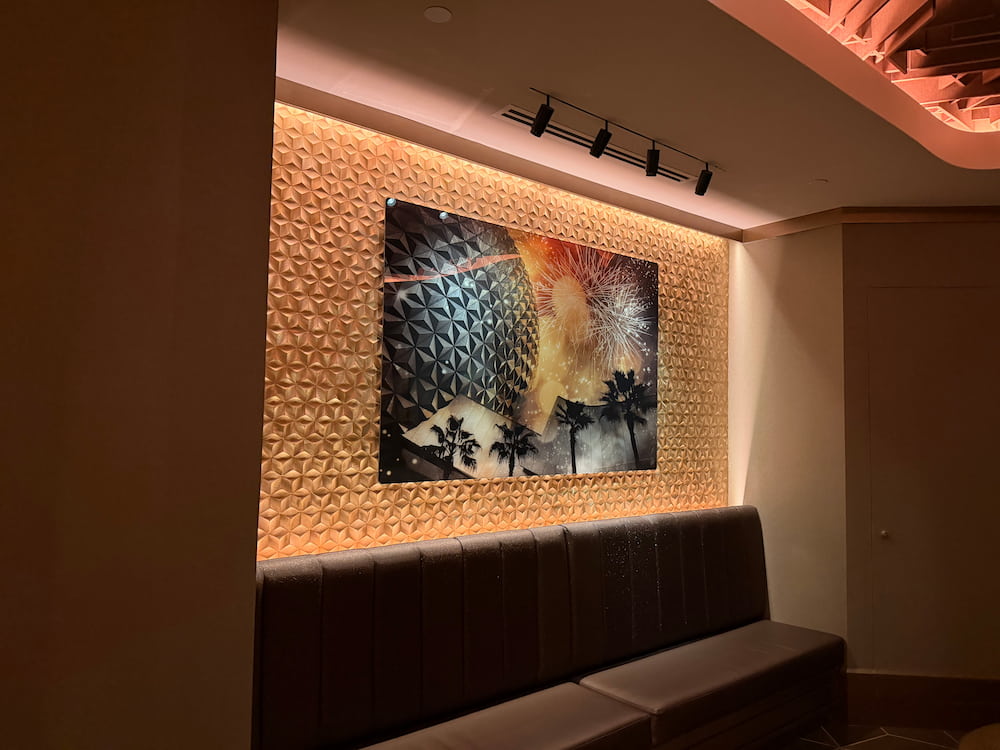 Decoração na entrada do GEO82 bar e lounge exclusivo para maiores de 21 anos na Disney dentro do parque temático Epcot em Orlando