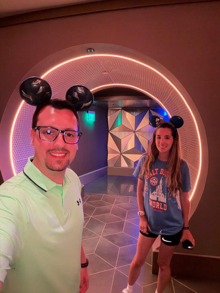 Casal posa em frente a entrada moderna do GEO82 bar e lounge exclusivo para maiores de 21 anos na Disney dentro do parque temático Epcot em Orlando
