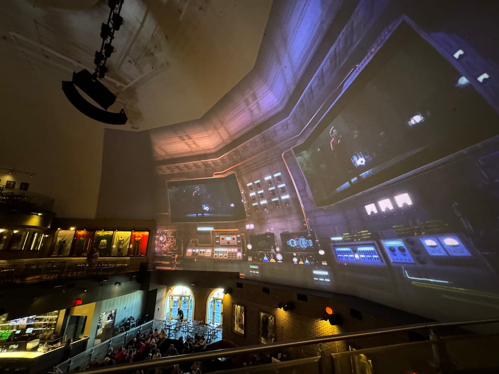 Interior do Planet Hollywood, restaurante moderno e temático localizado em Disney Springs, o centro comercial da Disney em Orlando
