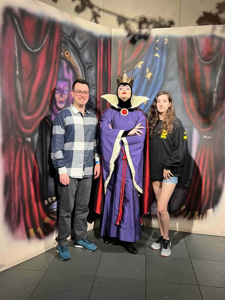 Rainha Má tira fotos com visitantes no Storybook Dining at Artist Point, restaurante com personagens no Wilderness Lodge que conta com Zangado, Dunga, Branca de Neve e Rainha Má