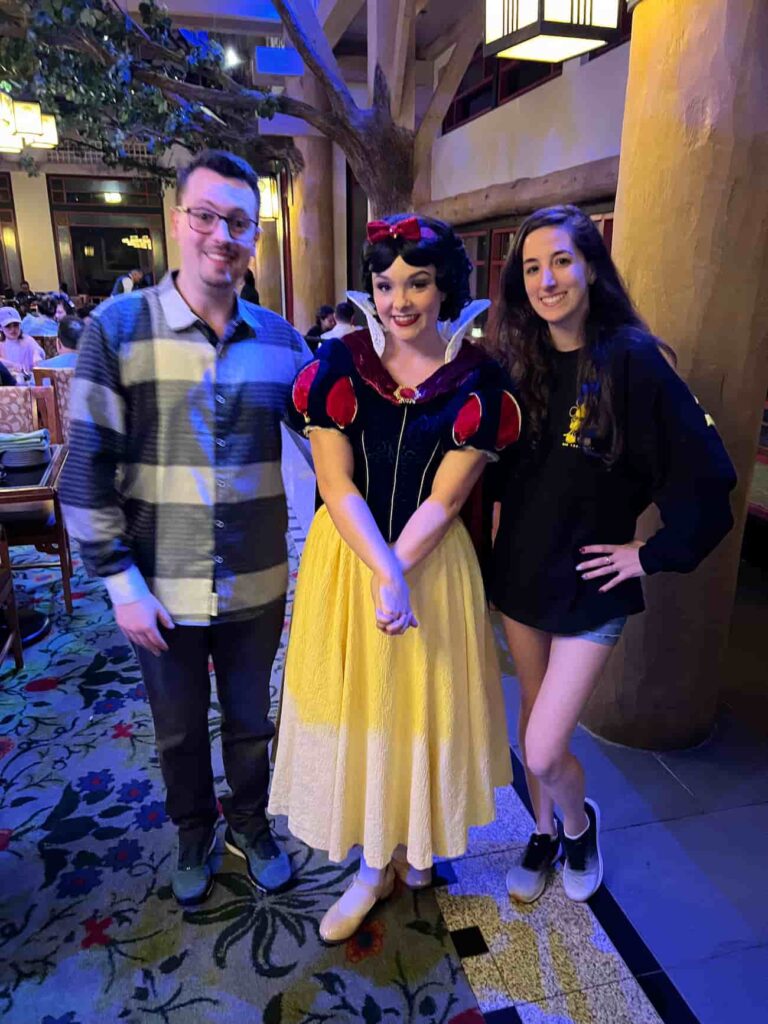 Branca de Neve tira fotos com visitantes durante o jantar no Storybook Dining at Artist Point, restaurante com personagens no Wilderness Lodge que conta com Zangado, Dunga, Branca de Neve e Rainha Má
