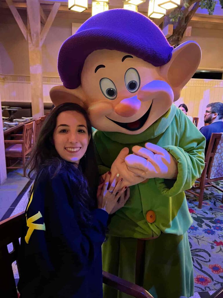 Dunga no Storybook Dining at Artist Point, restaurante com personagens no Wilderness Lodge que conta com Zangado, Dunga, Branca de Neve e Rainha Má