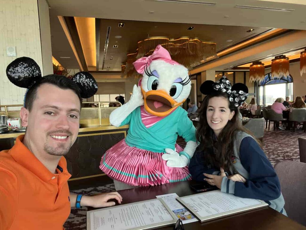 Margarida encontra com os visitantes e posa para fotos durante o café da manhã com personagens no Topolino's Terrace que fica no Disney's Riviera Resort