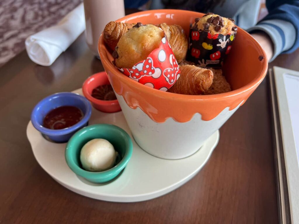 Comida servida no café da manhã com personagens no Topolino's Terrace que fica no Disney's Riviera Resort