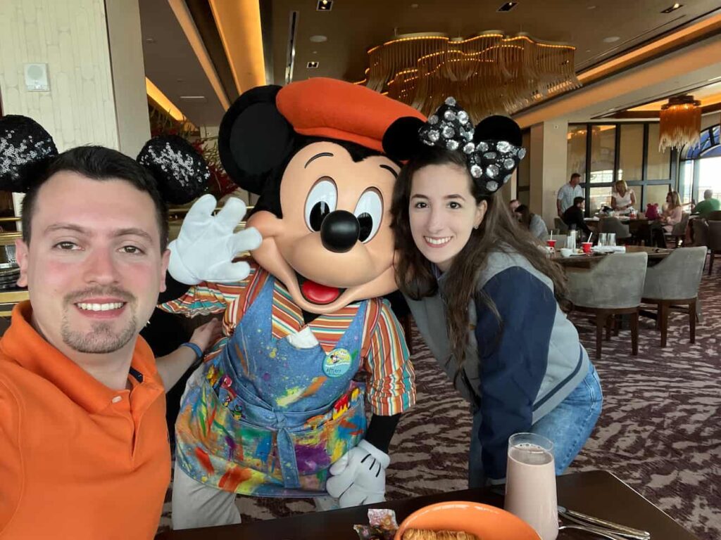 Mickey encontra com os visitantes e posa para fotos durante o café da manhã com personagens no Topolino's Terrace que fica no Disney's Riviera Resort