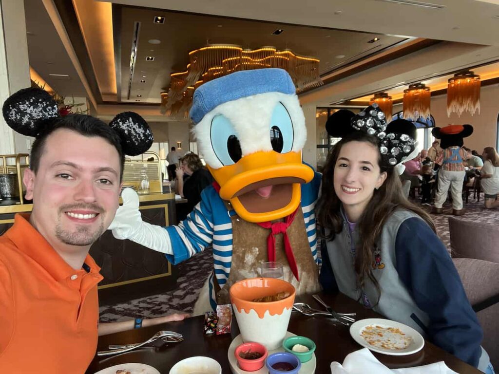 Donald encontra com os visitantes e posa para fotos durante o café da manhã com personagens no Topolino's Terrace que fica no Disney's Riviera Resort