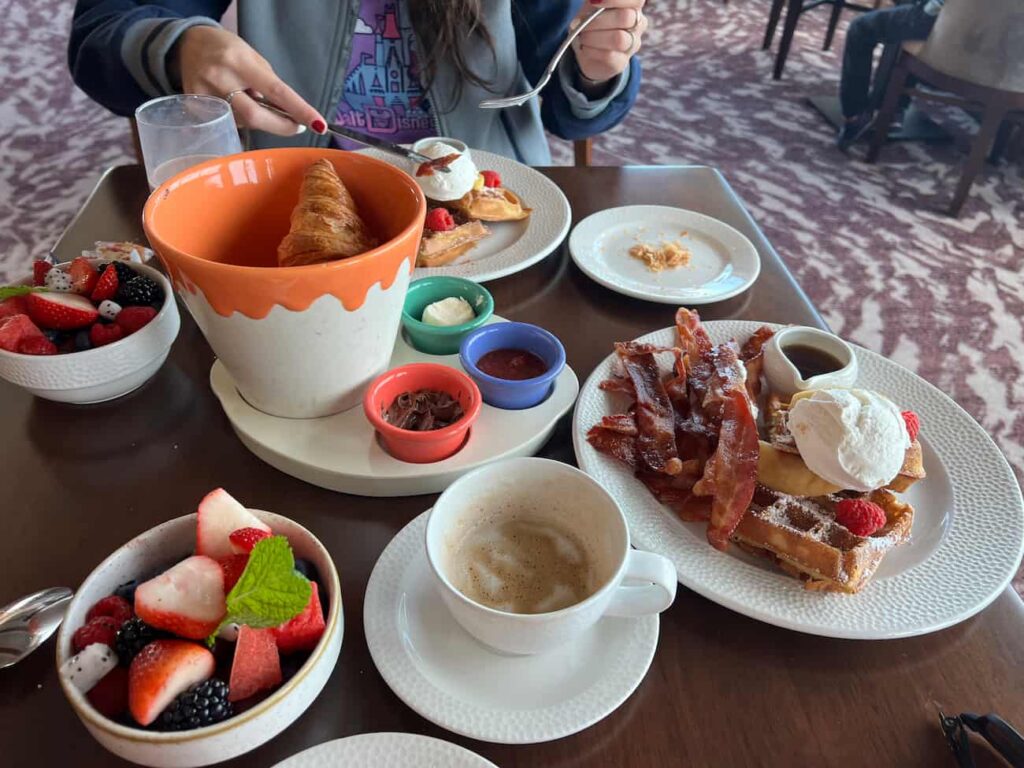 Comida servida no café da manhã com personagens no Topolino's Terrace que fica no Disney's Riviera Resort