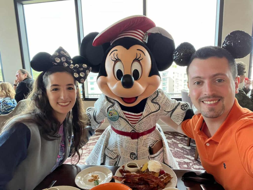 Minnie encontra com os visitantes e posa para fotos durante o café da manhã com personagens no Topolino's Terrace que fica no Disney's Riviera Resort