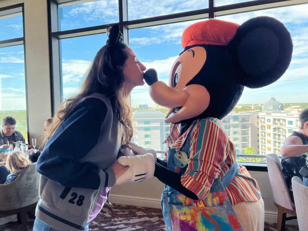 Mickey encontra com os visitantes e posa para fotos durante o café da manhã com personagens no Topolino's Terrace que fica no Disney's Riviera Resort