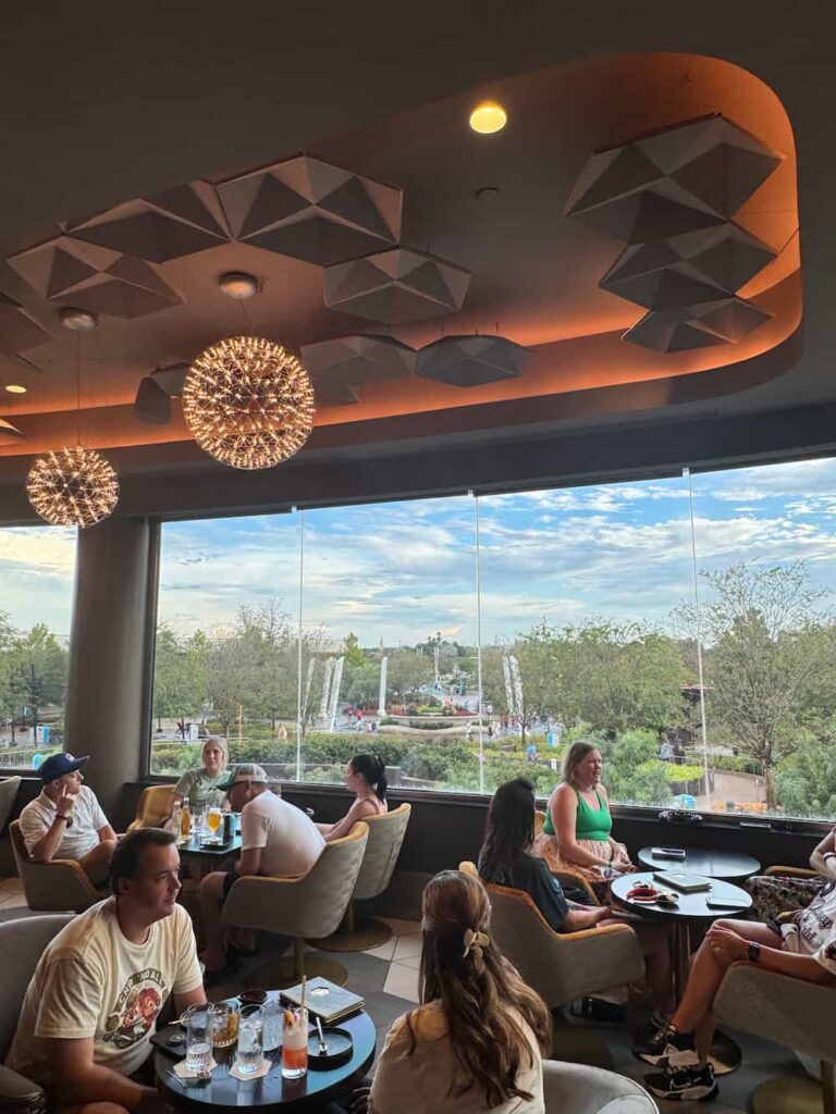 Vista do GEO82 bar e lounge exclusivo para maiores de 21 anos na Disney dentro do parque temático Epcot em Orlando