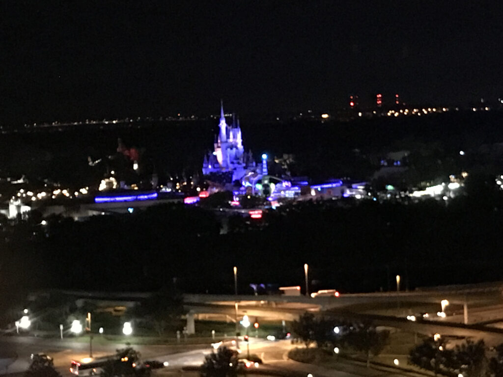 Vista do Magic Kingdom do restaurante California Grill no topo do Hotel Deluxe Disney's Contemporary Resort em Walt Disney World