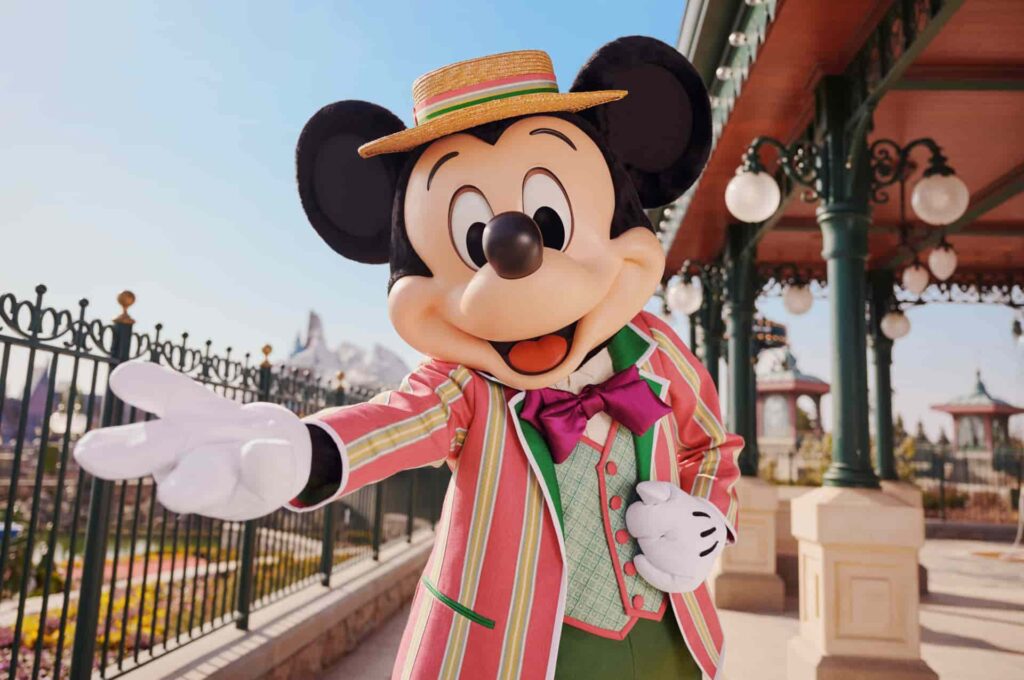 Mickey com roupinha francesa posa no parque da Disneyland Paris