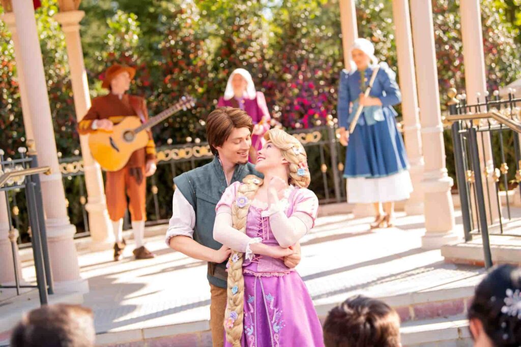 Rapunzel e Flynn em Adventure Way, no Adventure Word da Disneyland Paris