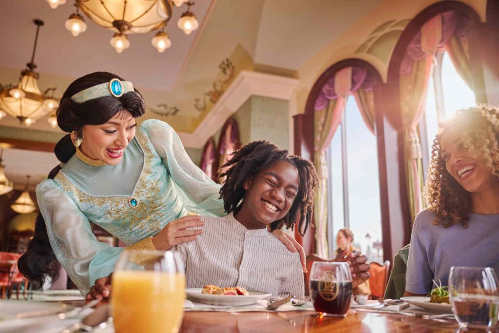 Princesa Jasmine interage com jovem durante café da manhã na refeição com personagens no Regal View Restaurant and Lounge na Disneyland Paris