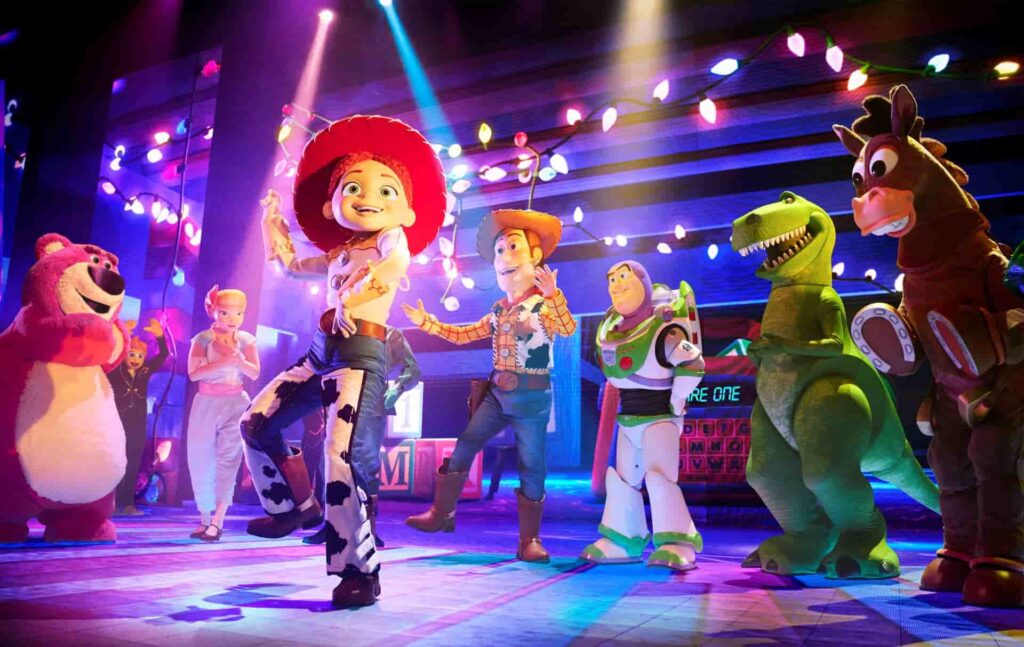 TOGETHER A Pixar Musical Adventure, show musical com diversos personagens de filmes da pixar na Disneyland Paris
