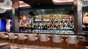 Bar do GEO-82, lounge exclusivo para adultos, maiores de 21 anos, que fica dentro do parque temática da Disney, Epcot