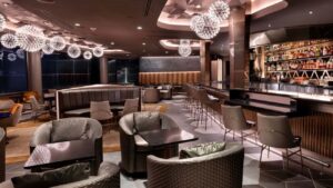 Lounge GEO-82 no Epcot onde acontece uma refeição especial com vista para os fogos do parque temático Epcot em Walt Disney World Resort