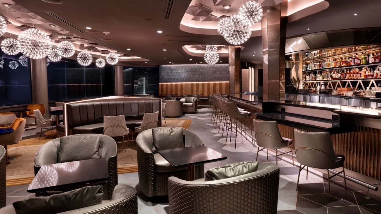 Lounge GEO-82 no Epcot onde acontece uma refeição especial com vista para os fogos do parque temático Epcot em Walt Disney World Resort