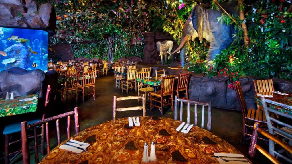 Restaurante Rainforest Cafe no parque temático Disney's Animal Kingdom, um restaurante com tema de floresta tropical onde animais animatrônicos se movem ocasionalmente durante uma "tempestade"