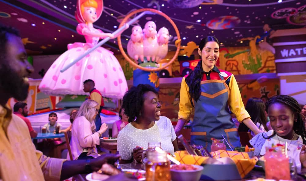 Família se diverte ao comer no restaurante temático de Toy Story no parque de diversões Disney's Hollywood Studios, o Woody's Roundup Rodeo BBQ