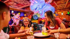 Família se diverte ao comer no restaurante temático de Toy Story no parque de diversões Disney's Hollywood Studios, o Woody's Roundup Rodeo BBQ