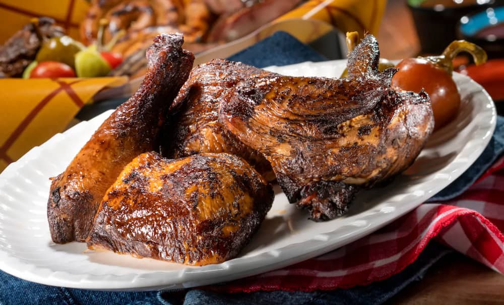 Comida servida no restaurante temático de Toy Story no parque de diversões Disney's Hollywood Studios, o Woody's Roundup Rodeo BBQ