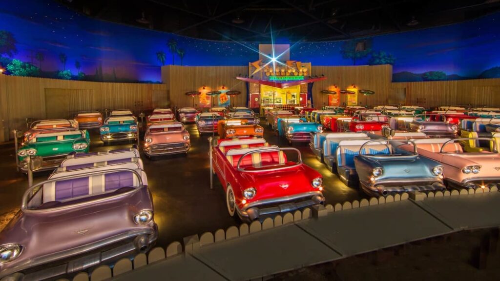 Restaurante Sci-Fi Dine In Theater dentro do parque temático Hollywood Studios em Walt Disney World simula um cinema sob as estrelas e todos se sentam em carros para comer vendo filmes