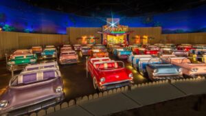 Restaurante Sci-Fi Dine In Theater dentro do parque temático Hollywood Studios em Walt Disney World simula um cinema sob as estrelas e todos se sentam em carros para comer vendo filmes