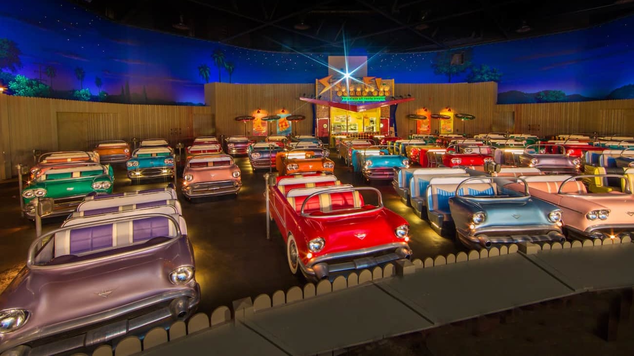 Restaurante Sci-Fi Dine In Theater dentro do parque temático Hollywood Studios em Walt Disney World simula um cinema sob as estrelas e todos se sentam em carros para comer vendo filmes