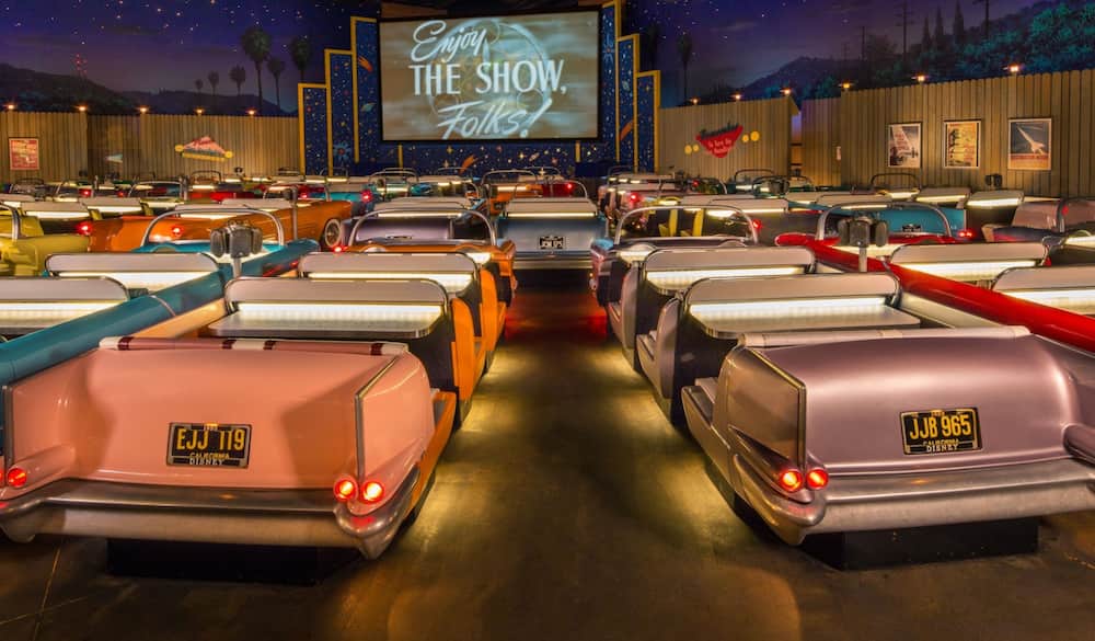 Restaurante Sci-Fi Dine In Theater dentro do parque temático Hollywood Studios em Walt Disney World simula um cinema sob as estrelas e todos se sentam em carros para comer vendo filmes