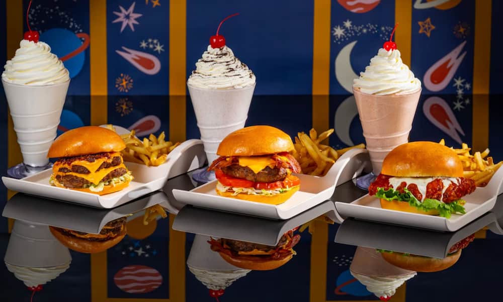 Comida servida no Sci-Fi Dine In Theater dentro do parque temático Hollywood Studios em Walt Disney World simula um cinema sob as estrelas e todos se sentam em carros para comer vendo filmes