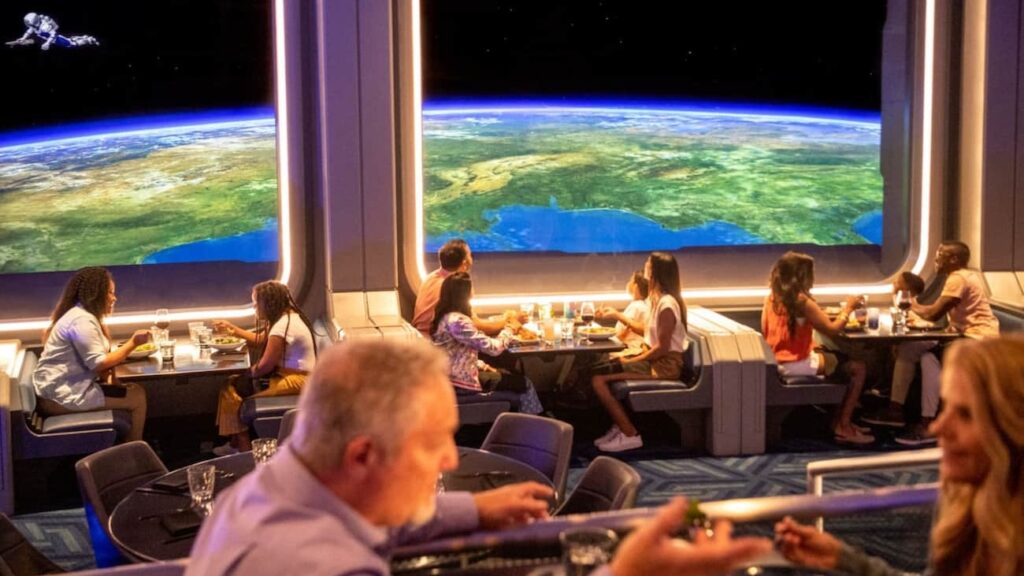 O restaurante Space 220 leva os visitantes do Epcot ao espaço para uma refeição diferenciada e depois retorna a Walt Disney World Resort