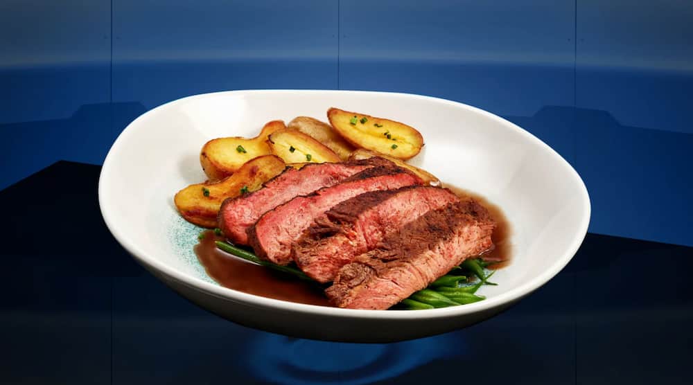 Comida servida no restaurante Space 220 leva os visitantes do Epcot ao espaço para uma refeição diferenciada e depois retorna a Walt Disney World Resort