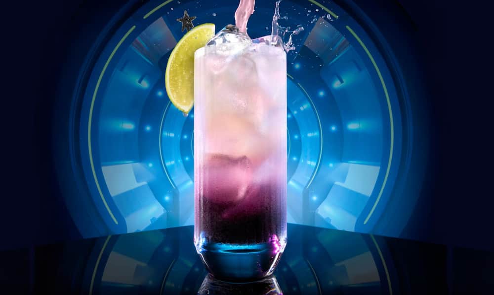 Drink servido no restaurante Space 220 leva os visitantes do Epcot ao espaço para uma refeição diferenciada e depois retorna a Walt Disney World Resort