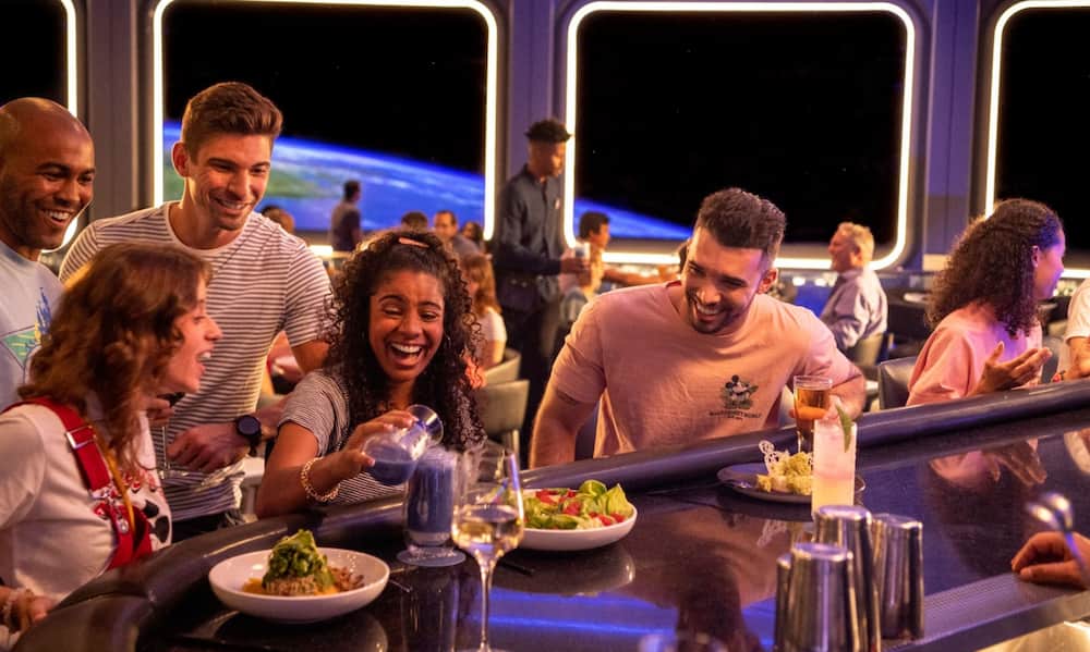 Amigos se divertem no Lounge do Space 220, bar espacial do Epcot
