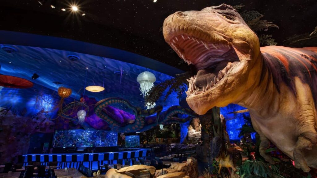 Ambientação do T-Rex localizado em Disney Springs, um restaurante que proporciona uma viagem no tempo para quando ainda existiam dinossauros