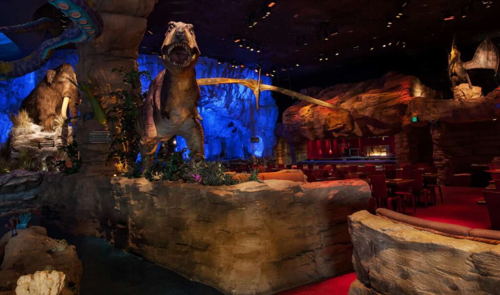 Ambientação do T-Rex localizado em Disney Springs, um restaurante que proporciona uma viagem no tempo para quando ainda existiam dinossauros