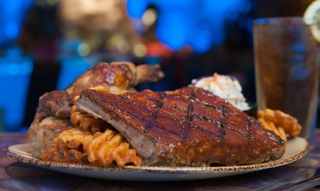Comida servida no T-Rex localizado em Disney Springs, um restaurante que proporciona uma viagem no tempo para quando ainda existiam dinossauros
