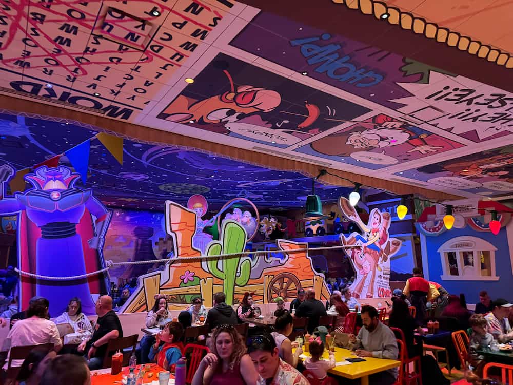 Ambientação do restaurante temático de Toy Story no parque de diversões Disney's Hollywood Studios, o Woody's Roundup Rodeo BBQ