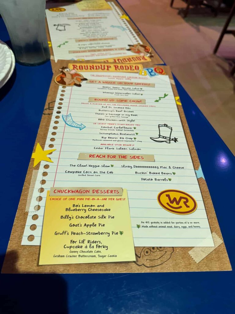 Menu do restaurante temático de Toy Story no parque de diversões Disney's Hollywood Studios, o Woody's Roundup Rodeo BBQ