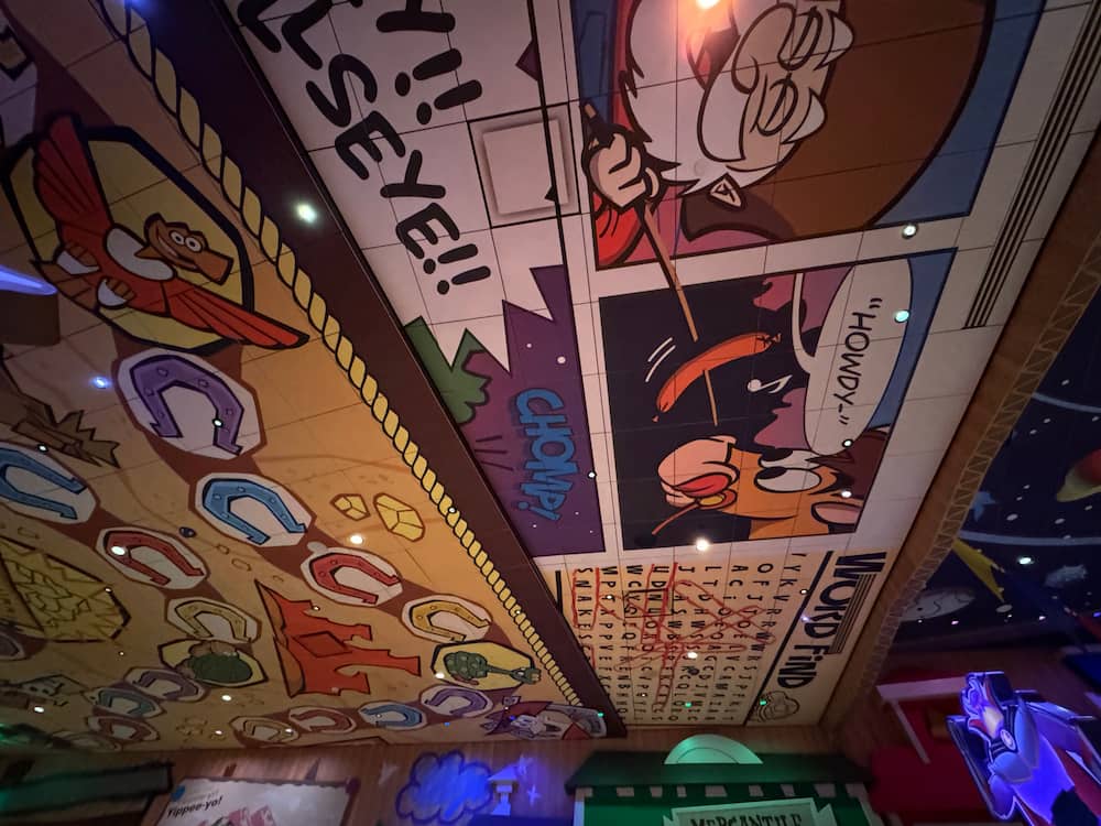 Ambientação do restaurante temático de Toy Story no parque de diversões Disney's Hollywood Studios, o Woody's Roundup Rodeo BBQ