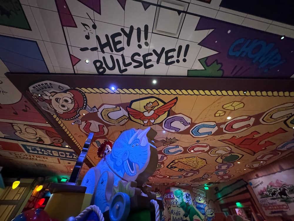 Ambientação do restaurante temático de Toy Story no parque de diversões Disney's Hollywood Studios, o Woody's Roundup Rodeo BBQ