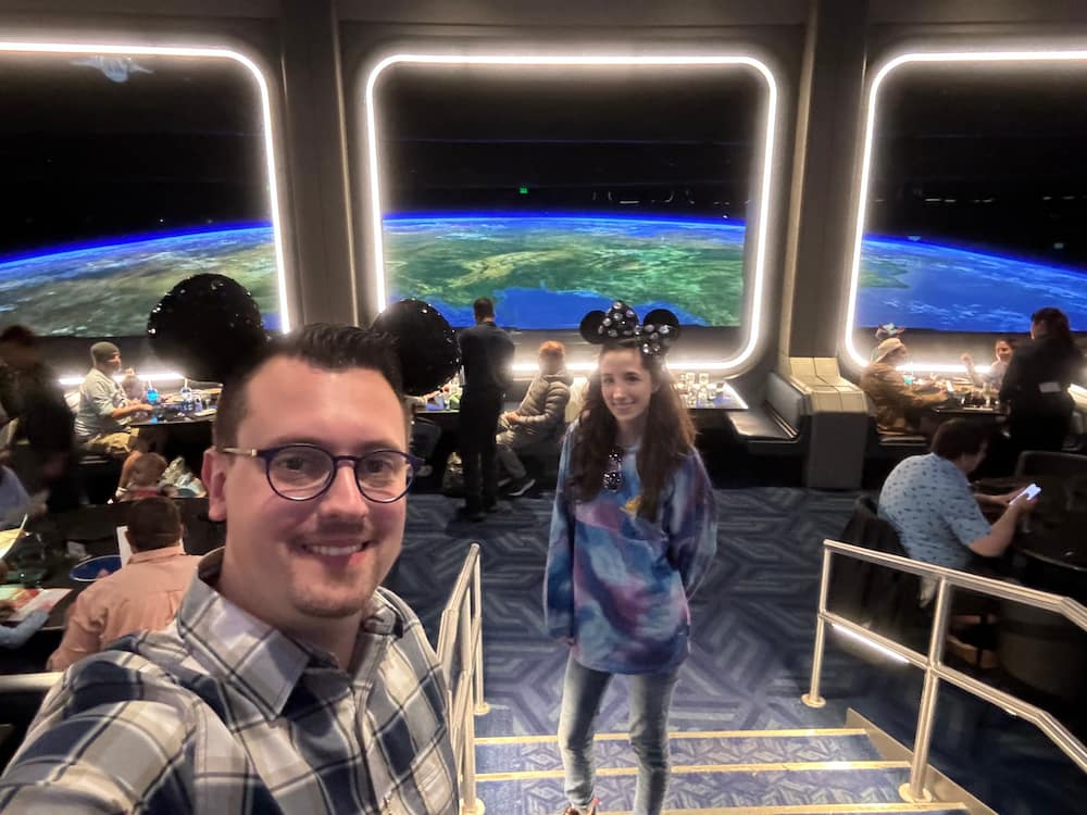 Casal posa na base espacial do Space 220 no Epcot