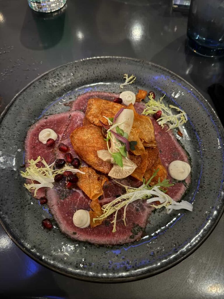 Comida servida no restaurante Space 220 leva os visitantes do Epcot ao espaço para uma refeição diferenciada e depois retorna a Walt Disney World Resort